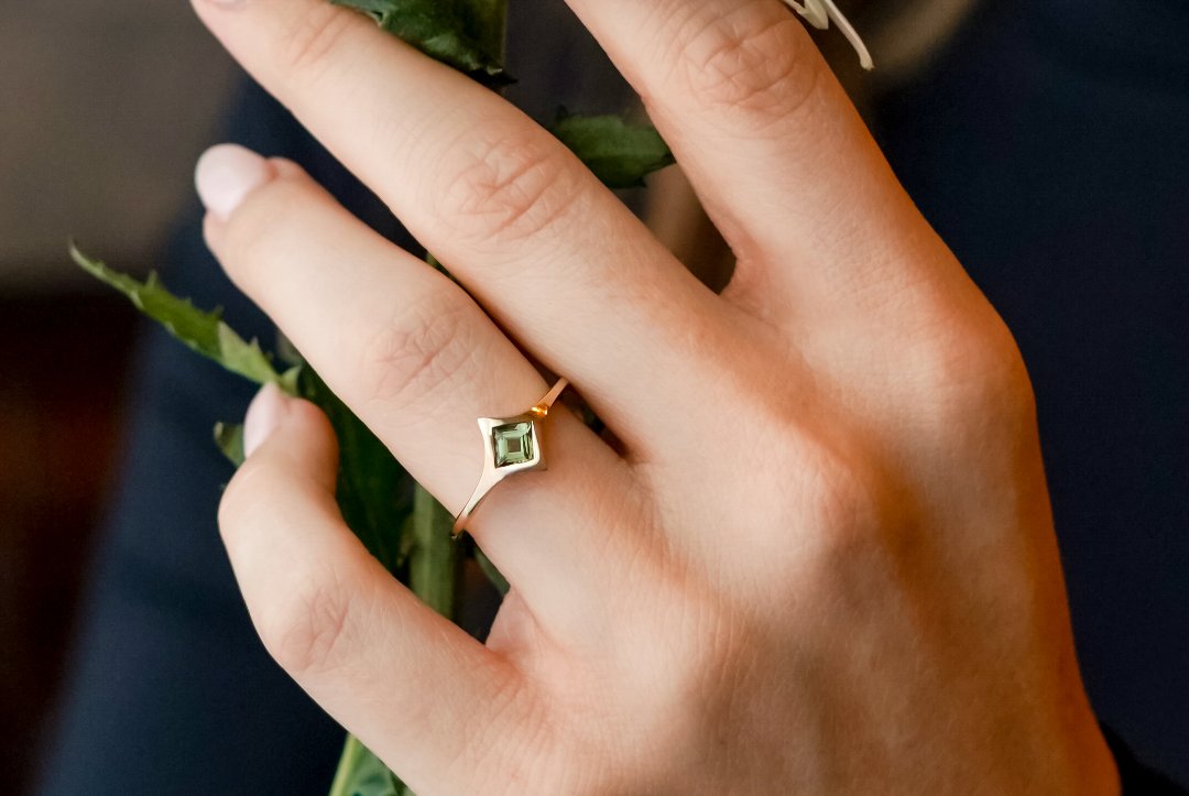 14k yellow gold and green tourmaline fashion ring